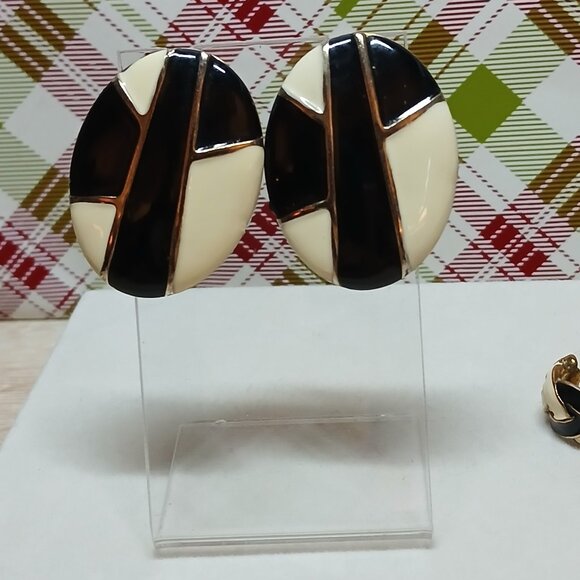 Two Pair of Vintage Fashion Costume Jewelry Metal Black & White Earrings #76W - Picture 9 of 9